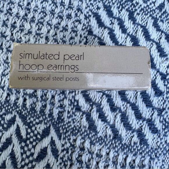 Vintage Elegant Pearl Necklace and Earring Set - Picture 4 of 9